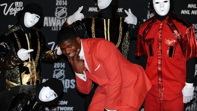 Hvězda defenzívy Montrealu P.K. Subban pózuje během předávání cen NHL. Hvězda defenzívy Montrealu P.K. Subban pózuje během předávání cen NHL.