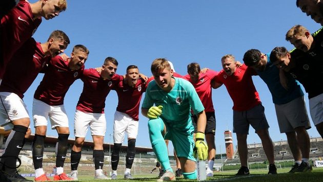 Mladí sparťané slaví výhru nad Besiktasem. Mladí sparťané slaví výhru nad Besiktasem.