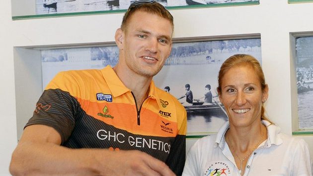 Ondřej Synek a Miroslava Knapková zůstávají na mistrovství světa ve veslování ve francouzském Aiguebelette nejžhavějšími želízky české výpravy. Ondřej Synek a Miroslava Knapková zůstávají na mistrovství světa ve veslování ve francouzském Aiguebelette nejžhavějšími želízky české výpravy.