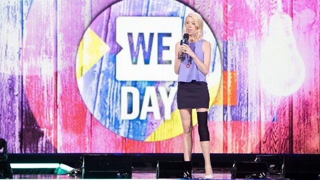 Adrianne Hasletová při svém vystoupení na We Day Chicago v roce 2016. Adrianne Hasletová při svém vystoupení na We Day Chicago v roce 2016.
