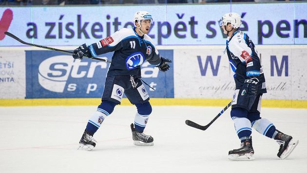 Hokejisté Plzně Michal Moravčík (vlevo) a Dominik Kubalík oslavují vítězný gól proti Jihlavě. Hokejisté Plzně Michal Moravčík (vlevo) a Dominik Kubalík oslavují vítězný gól proti Jihlavě.