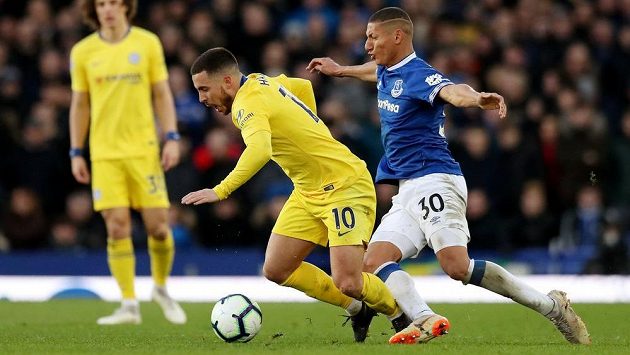 Když se hvězdný fotbalista Chelsea Eden Hazard rozběhne, musejí si soupeři často pomáhat fauly, jako v tomto případě Richarlison z Evertonu. Když se hvězdný fotbalista Chelsea Eden Hazard rozběhne, musejí si soupeři často pomáhat fauly, jako v tomto případě Richarlison z Evertonu.