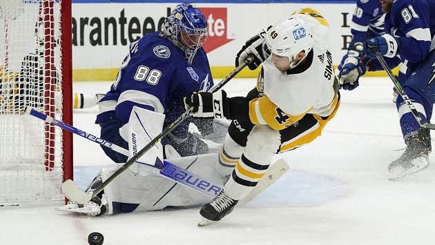 Brankář Tampy Bay Lightning Andrej Vasilevskij (88) tentokrát zlikvidoval šanci českého útočníka Pittsburghu Penguins Dominika Simona. Nakonec si ale Simon gólové radosti užil. Brankář Tampy Bay Lightning Andrej Vasilevskij (88) tentokrát zlikvidoval šanci českého útočníka Pittsburghu Penguins Dominika Simona. Nakonec si ale Simon gólové radosti užil.