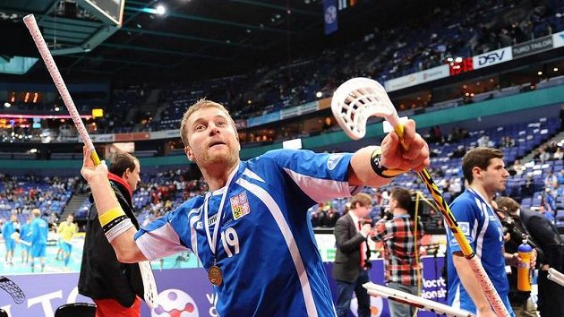 Český florbalista Aleš Zálesný s bronzovou medailí z MS ve Finsku v roce 2010. Český florbalista Aleš Zálesný s bronzovou medailí z MS ve Finsku v roce 2010.