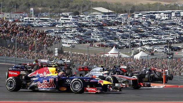 Mark Webber s vozem Red Bull (vpředu) bojuje v první zatáčce na okruhu v Austinu s Lewisem Hamiltonem z McLarenu. Mark Webber s vozem Red Bull (vpředu) bojuje v první zatáčce na okruhu v Austinu s Lewisem Hamiltonem z McLarenu.