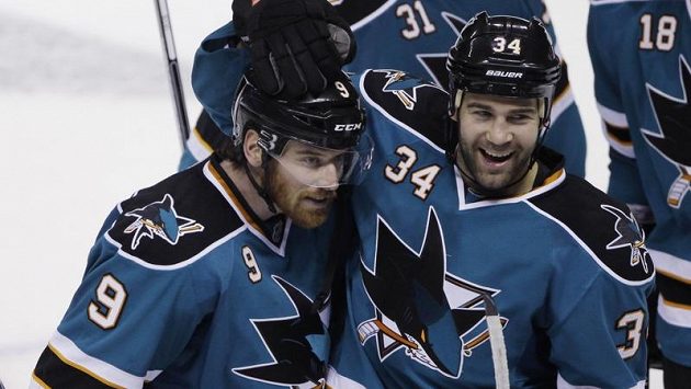 Daniel Winnik (vpravo) gratuluje Martinu Havlátovi ke gólu proti Detroitu Daniel Winnik (vpravo) gratuluje Martinu Havlátovi ke gólu proti Detroitu