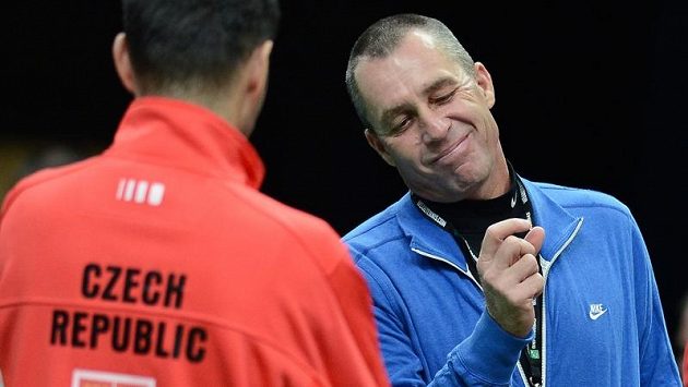 Ivan Lendl (vpravo) na tréninku českých tenistů. Ivan Lendl (vpravo) na tréninku českých tenistů.