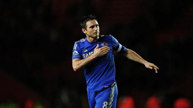 Frank Lampard poklepává rukou na znak Chelsea na svém dresu, jenže klubové vedení o něho už nestojí. Frank Lampard poklepává rukou na znak Chelsea na svém dresu, jenže klubové vedení o něho už nestojí.