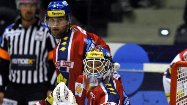 Pardubičtí Jakub Kindl s gólmanem Dušanem Salfickým. Pardubičtí Jakub Kindl s gólmanem Dušanem Salfickým.