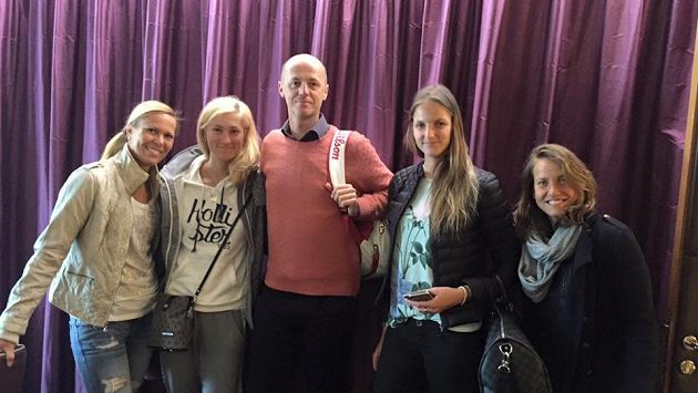 Český fedcupový tým před odletem do Švýcarska (zleva): Lucie Hradecká, Denisa Allertová, Petr Pála, Karolína Plíšková a Barbora Strýcová. Český fedcupový tým před odletem do Švýcarska (zleva): Lucie Hradecká, Denisa Allertová, Petr Pála, Karolína Plíšková a Barbora Strýcová.