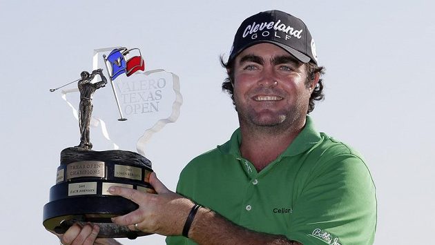 Australský golfista Steven Bowditch s trofejí pro vítěze Texas Open. Australský golfista Steven Bowditch s trofejí pro vítěze Texas Open.