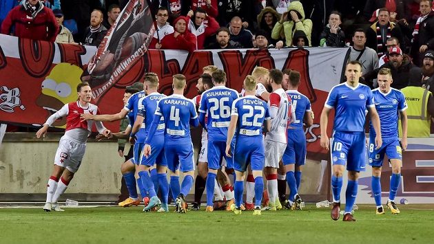 Potyčka hráčů po druhém vstřeleném gólu Liberce. Zcela vlevo je Jan Bořil ze Slavie. Potyčka hráčů po druhém vstřeleném gólu Liberce. Zcela vlevo je Jan Bořil ze Slavie.