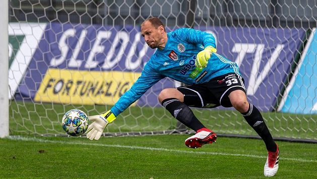Brankář Českých Budějovic Jaroslav Drobný v akci. Brankář Českých Budějovic Jaroslav Drobný v akci.