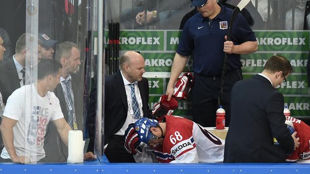 Jaromír Jágr v péči fyzioterapeuta Pavla Koláře (vlevo) během utkání se Švédy na MS v Praze. Jaromír Jágr v péči fyzioterapeuta Pavla Koláře (vlevo) během utkání se Švédy na MS v Praze.
