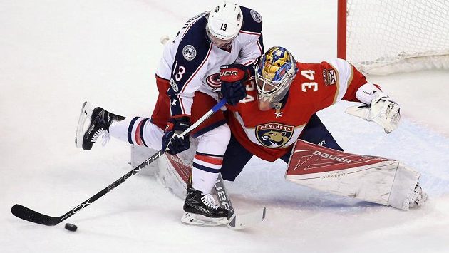 Cam Atkinson (13) z Columbusu před brankářem Floridy Jamesem Reimerem (34). Cam Atkinson (13) z Columbusu před brankářem Floridy Jamesem Reimerem (34).