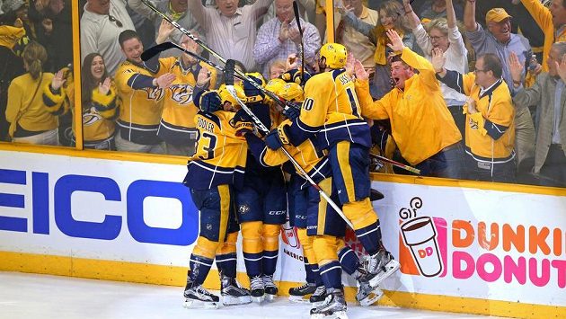 Hokejisté Nashvillu Predators oslavují premiérový postup do finále Stanley Cupu. Na domácím ledě vyhráli nad Anaheimem 6:3 a celou sérii ovládli v poměru 4:2 na zápasy. Hokejisté Nashvillu Predators oslavují premiérový postup do finále Stanley Cupu. Na domácím ledě vyhráli nad Anaheimem 6:3 a celou sérii ovládli v poměru 4:2 na zápasy.
