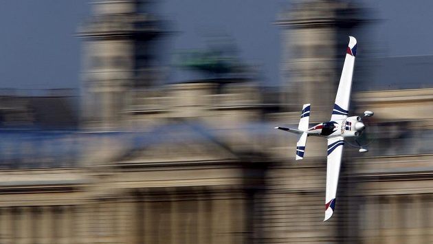Akrobatický pilot Martin Šonka znovu dostal v seriálu Red Bull Air Race na stupně vítězů, v Budapešti byl třetí. Akrobatický pilot Martin Šonka znovu dostal v seriálu Red Bull Air Race na stupně vítězů, v Budapešti byl třetí.