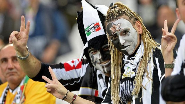 Fanoušci Juventusu Turín oslavují další titul týmu v italské lize. Fanoušci Juventusu Turín oslavují další titul týmu v italské lize.