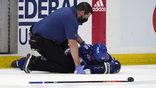 Zraněný český hokejista Jan Rutta leží na ledě během pátého semifinále play off NHL. Pomoci se mu snaží Tom Mulligan. Zraněný český hokejista Jan Rutta leží na ledě během pátého semifinále play off NHL. Pomoci se mu snaží Tom Mulligan.