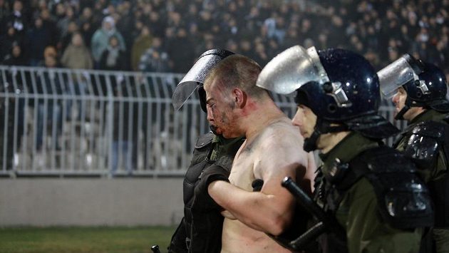 Snímek z nedávného bělehradského derby Partizanu s CZ, kdy byla policie v plné pohotovosti. Snímek z nedávného bělehradského derby Partizanu s CZ, kdy byla policie v plné pohotovosti.