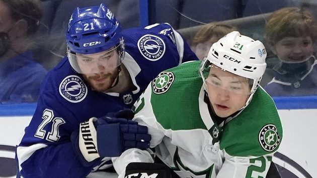 Jason Robertson (vpravo) z Dallasu a Brayden Point z Tampy Bay. Jason Robertson (vpravo) z Dallasu a Brayden Point z Tampy Bay.