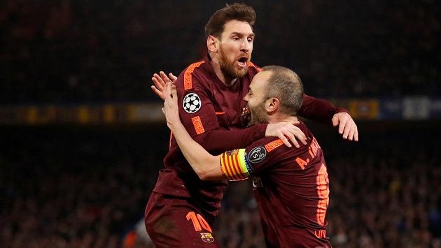 Lionel Messi a Andrés Iniesta oslavují gól, který rozhodl o remíze v prvním osmifinále s Chelsea. Lionel Messi a Andrés Iniesta oslavují gól, který rozhodl o remíze v prvním osmifinále s Chelsea.