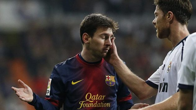 Zklamaného Lionela Messiho (vlevo) uklidňuje Xabi Alonso z Realu. Zklamaného Lionela Messiho (vlevo) uklidňuje Xabi Alonso z Realu.