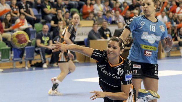 Petra Beňušková z Mostu stílí na branku Samoboru, v pozadí hostující Ivana Lovričová. Petra Beňušková z Mostu stílí na branku Samoboru, v pozadí hostující Ivana Lovričová.