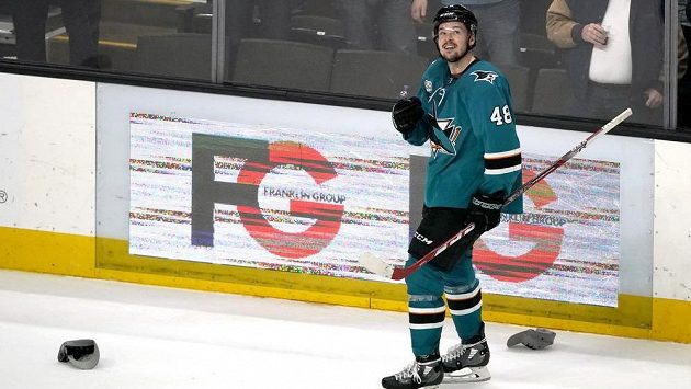 Čepice na led. Tomáš Hertl si užívá aplaus po hattricku proti Pittsburghu. Čepice na led. Tomáš Hertl si užívá aplaus po hattricku proti Pittsburghu.