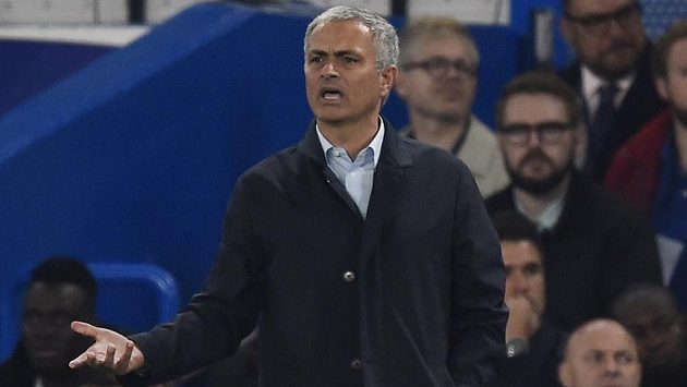 Znepokojený trenér Chelsea José Mourinho během utkání se Southamptonem. Znepokojený trenér Chelsea José Mourinho během utkání se Southamptonem.