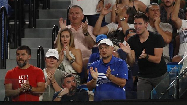 Kouč Novaka Djokoviče Marián Vajda (vpravo dole) v hráčově lóži během Australian Open. Kouč Novaka Djokoviče Marián Vajda (vpravo dole) v hráčově lóži během Australian Open.