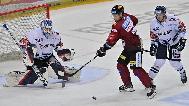 Zleva brankář Vítkovic Aleš Stezka, Vladimír Sobotka ze Sparty a Patrik Koch z Vítkovic. Zleva brankář Vítkovic Aleš Stezka, Vladimír Sobotka ze Sparty a Patrik Koch z Vítkovic.