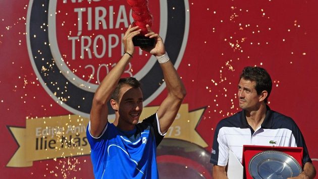 Tenista Lukáš Rosol s trofejí pro vítěze turnaje v Bukurešti. Vpravo přihlíží poražený finalista Guillermo García-López. Tenista Lukáš Rosol s trofejí pro vítěze turnaje v Bukurešti. Vpravo přihlíží poražený finalista Guillermo García-López.