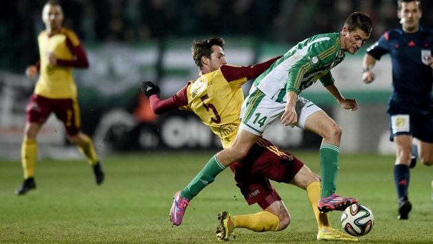 Michal Šmíd z Bohemians (vpravo) a Marek Hanousek z Dukly. Michal Šmíd z Bohemians (vpravo) a Marek Hanousek z Dukly.