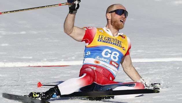 Vyčerpaný Nor Martin Johnsrud Sundby v cíli závodu na 15 km klasickou technikou. Vyčerpaný Nor Martin Johnsrud Sundby v cíli závodu na 15 km klasickou technikou.