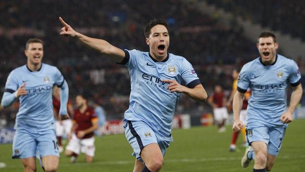Fotbalisté Manchesteru City slaví gól na hřišti AS Řím. Uprostřed se raduje střelec branky Samir Nasri. Vlevo je útočník Edin Džeko, vpravo pak James Milner. Fotbalisté Manchesteru City slaví gól na hřišti AS Řím. Uprostřed se raduje střelec branky Samir Nasri. Vlevo je útočník Edin Džeko, vpravo pak James Milner.