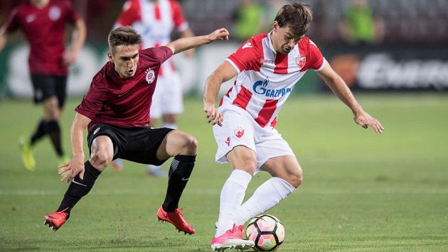 Zleva Bogdan Vatajelu ze Sparty a Filip Stojkovič z Crveny Zvezdy - ilustrační foto. Zleva Bogdan Vatajelu ze Sparty a Filip Stojkovič z Crveny Zvezdy - ilustrační foto.