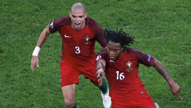 Radost portugalského střelce Renata Sanchese. Vlevo jeho spoluhráč Pepe. Radost portugalského střelce Renata Sanchese. Vlevo jeho spoluhráč Pepe.
