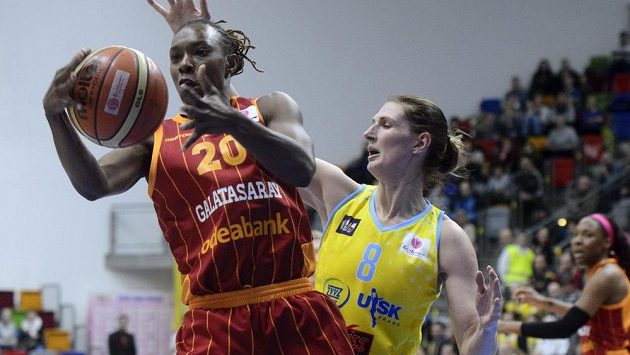 Zleva Sancho Lyttleová z Galatasaraye a Ilona Burgerová z USK v utkání 11. kola Evropské ligy.. Zleva Sancho Lyttleová z Galatasaraye a Ilona Burgerová z USK v utkání 11. kola Evropské ligy..