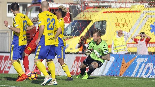 Jakub Řezníček z Brna (mezi hráči Teplic) střílí gól brankáři Milanu Švengerovi. Brno nakonec vyhrálo nad Zlínem 2:0. Jakub Řezníček z Brna (mezi hráči Teplic) střílí gól brankáři Milanu Švengerovi. Brno nakonec vyhrálo nad Zlínem 2:0.