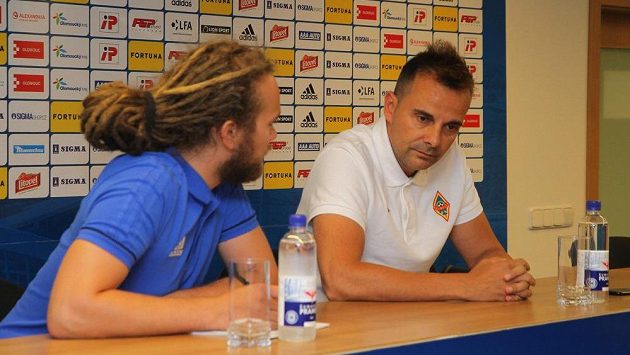 Trenér Kajratu Carlos Alós Ferrer (vpravo) a tlumočník v Olomouci. Trenér Kajratu Carlos Alós Ferrer (vpravo) a tlumočník v Olomouci.