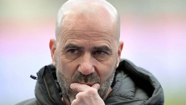 Trenér Peter Bosz na lavičce fotbalistů Bayeru Leverkusen skončil. Trenér Peter Bosz na lavičce fotbalistů Bayeru Leverkusen skončil.