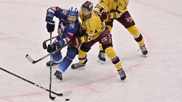 Zleva Jaromír Jágr z Kladna a Daniel Kolář a Daniel Bukač z Jihlavy. Zleva Jaromír Jágr z Kladna a Daniel Kolář a Daniel Bukač z Jihlavy.