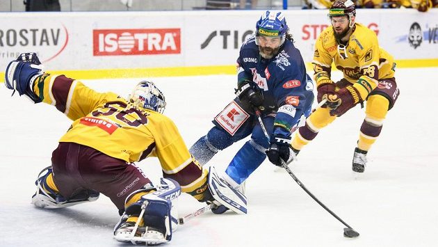 Jaromír Jágr z Kladna se marně snaží překonat Maksima Žukova v jihlavské bráně. Vzadu Filip Eliáš z Jihlavy. Jaromír Jágr z Kladna se marně snaží překonat Maksima Žukova v jihlavské bráně. Vzadu Filip Eliáš z Jihlavy.
