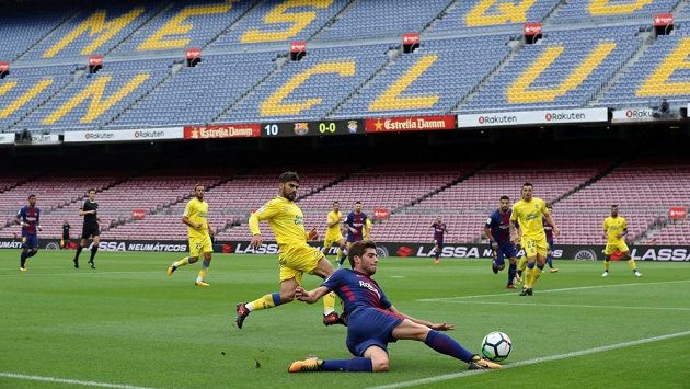 Nedělní ligové utkání proti Las Palmas odehráli fotbalisté Barcelony před prázdnými tribunami Camp Nou. Nedělní ligové utkání proti Las Palmas odehráli fotbalisté Barcelony před prázdnými tribunami Camp Nou.