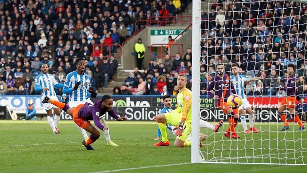 Raheem Sterling zvyšuje náskok Manchesteru City na hřišti Huddersfieldu. Raheem Sterling zvyšuje náskok Manchesteru City na hřišti Huddersfieldu.