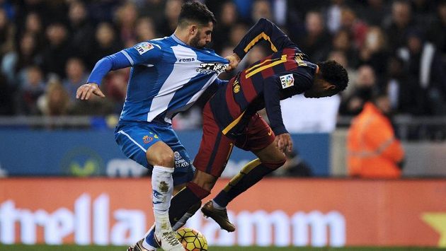 Álvaro González z Espaňolu (vlevo) v souboji s útočníkem Neymarem z FC Barcelona. Álvaro González z Espaňolu (vlevo) v souboji s útočníkem Neymarem z FC Barcelona.