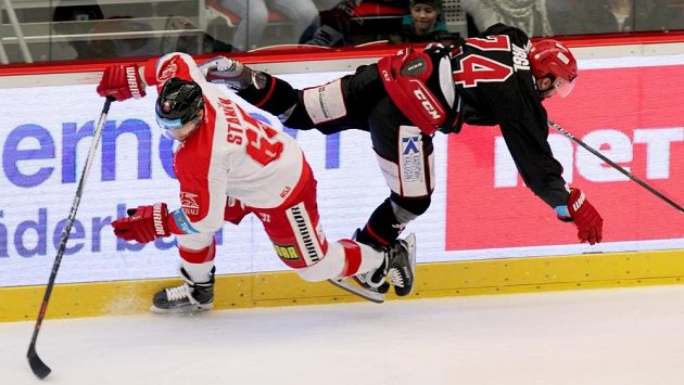 Zbyněk Irgl z Třince (vpravo) a Robin Staněk z Olomouce v souboji během utkání 34. kola ELH. Zbyněk Irgl z Třince (vpravo) a Robin Staněk z Olomouce v souboji během utkání 34. kola ELH.