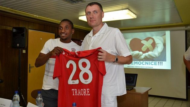 Brněnský obránce Mohamed Traoré (vlevo) si ve chvílích, kdy loni opouštěl Městskou nemocnici v Ostravě, ještě dělal naděje, že jeho kariéra bude pokračovat. Brněnský obránce Mohamed Traoré (vlevo) si ve chvílích, kdy loni opouštěl Městskou nemocnici v Ostravě, ještě dělal naděje, že jeho kariéra bude pokračovat.