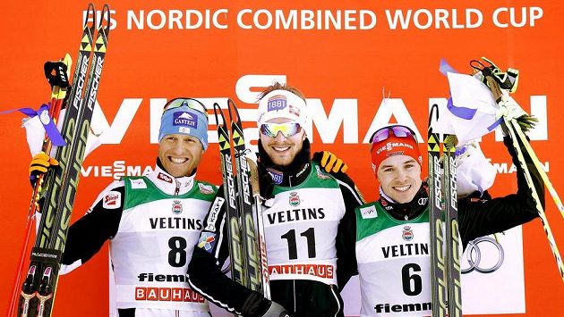 Norský sdruženář Jörgen Graabak (uprostřed) vyhrál závod Světového poháru v severské kombinaci ve Val di Fiemme. Vlevo je druhý Bernhard Gruber z Rakouska, vpravo pak třetí Fabian Riessle z Německa. Norský sdruženář Jörgen Graabak (uprostřed) vyhrál závod Světového poháru v severské kombinaci ve Val di Fiemme. Vlevo je druhý Bernhard Gruber z Rakouska, vpravo pak třetí Fabian Riessle z Německa.